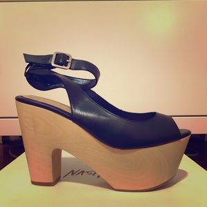 Nasty Gal “Wood You Rather” Platform Pumps Size 8
